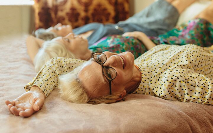 Ältere Damen auf dem Bett