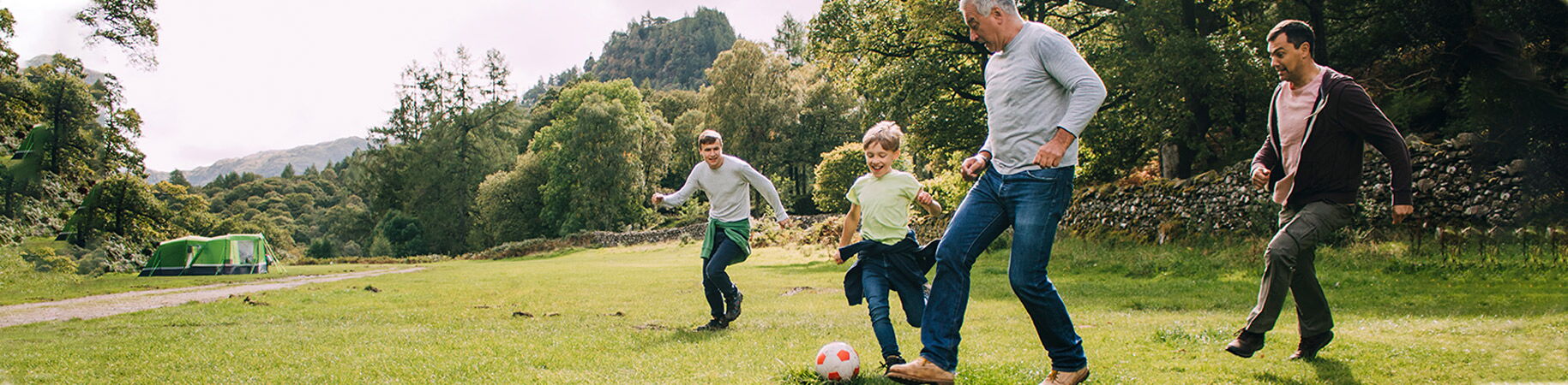 Familie beim Fußball spielen