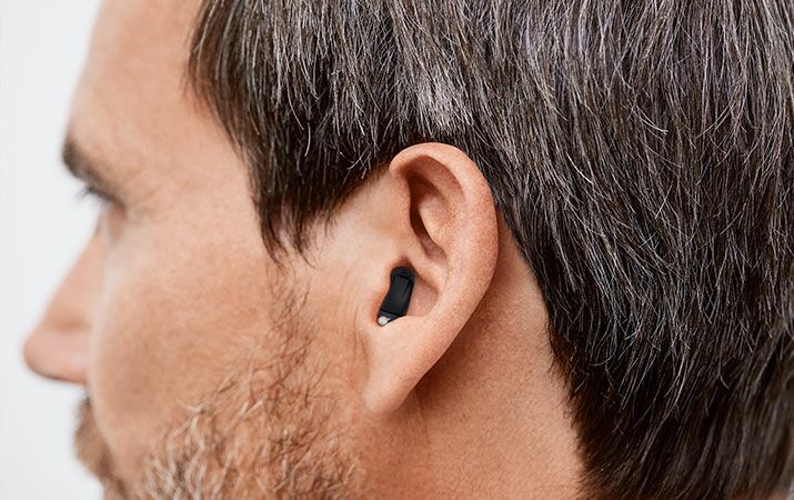 Im-Ohr-Hörgerät verschwindet im Ohr