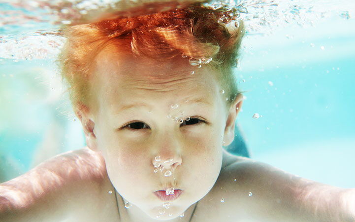Kind im Schwimmbad