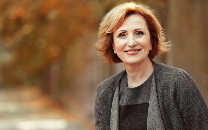 Glückliche Frau mittleren Alters