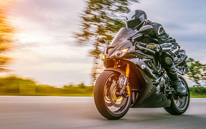 Motorradfahrer mit Gehörschutz